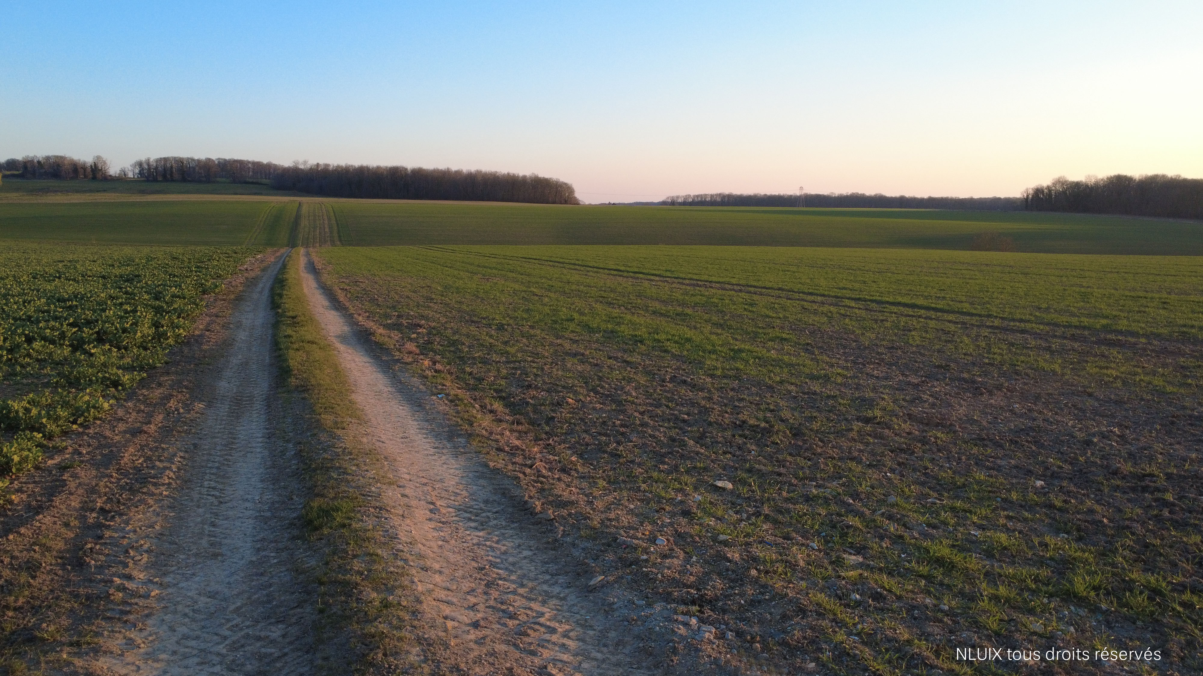 Photo du Vexin français, face à un sentier d'un champs.
